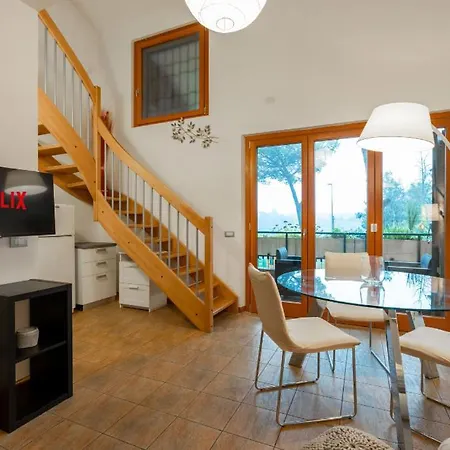 Capa's Loft Apartment Rom